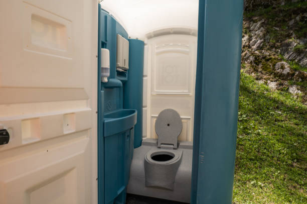 Best Portable restroom trailer rental  in Lauderdale Lakes, WI